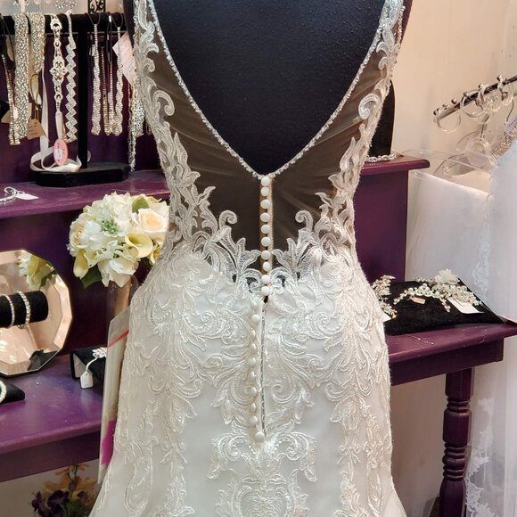 Mori Lee 5869 Size 6 Ivory/Honey Tulle/Lace Fit & Flare Bridal Gown - Picture 5 of 7